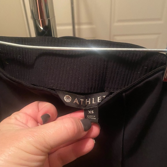 Athleta crop pants in excellent pre owned condition. - Picture 5 of 8